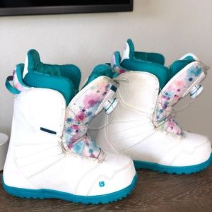 Youth snowboard boots